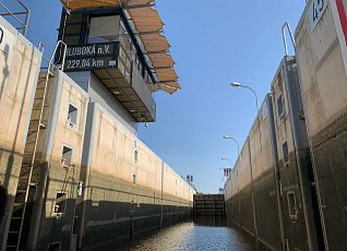 Proplutí plavební komorou