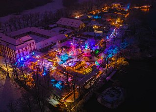 Vánočně nasvícená Zoo Hluboká